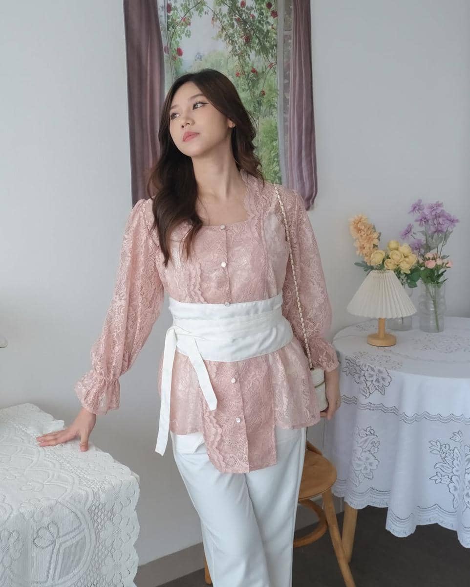 outfit Hari Kartini warna soft pink