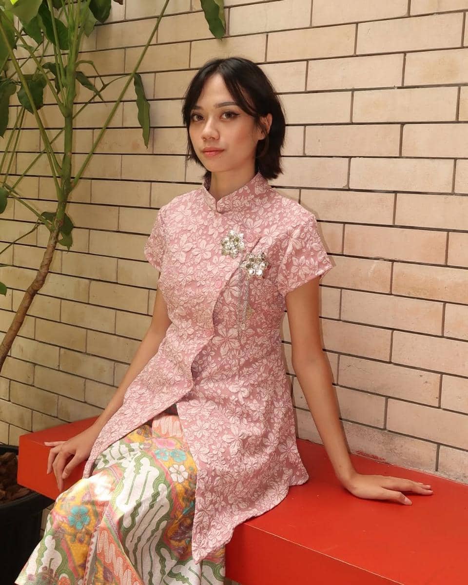 outfit Hari Kartini warna soft pink