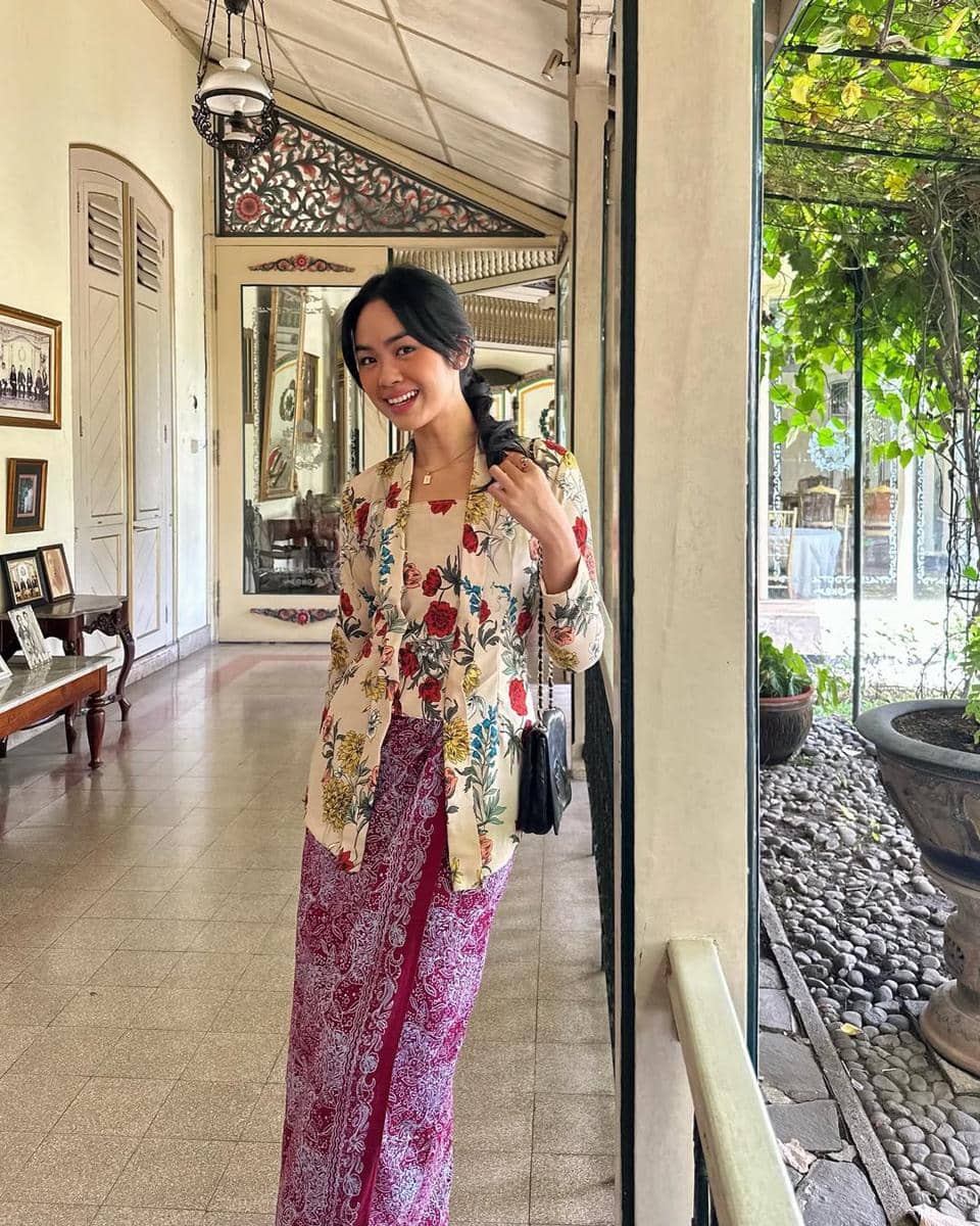 outfit Hari Kartini warna cream