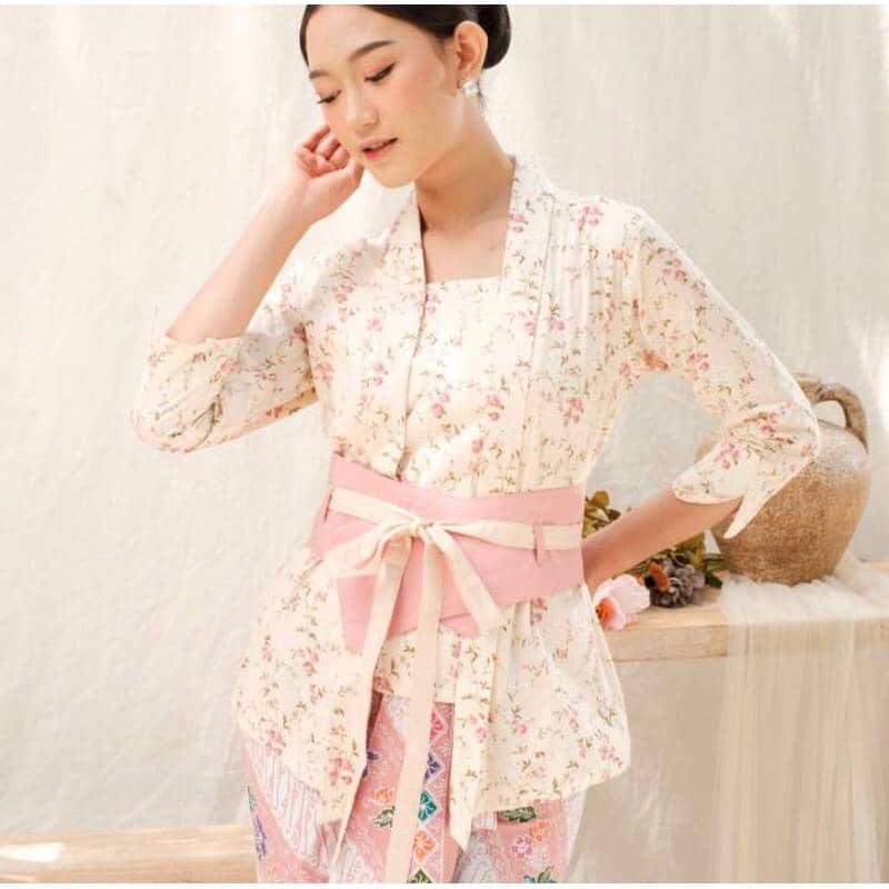 outfit Hari Kartini warna cream