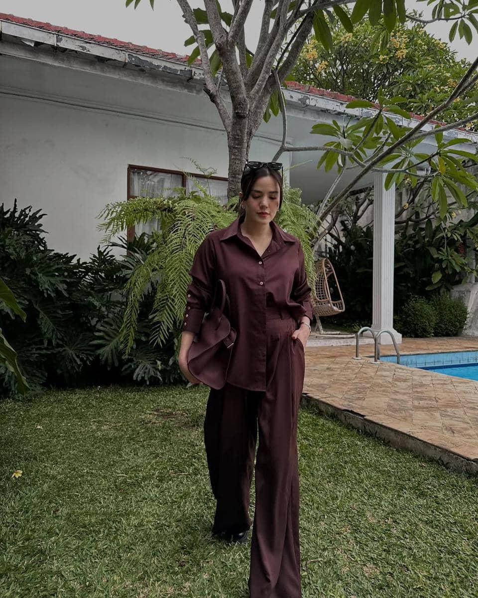 padu-padan outfit cokelat tua a la artis Indonesia