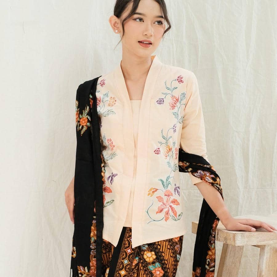 outfit Hari Kartini warna cream