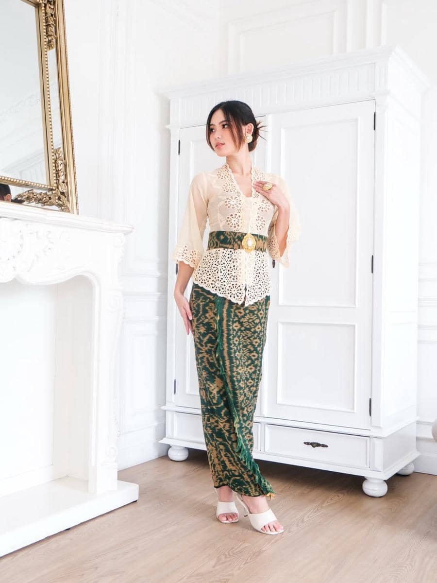 outfit Hari Kartini warna cream