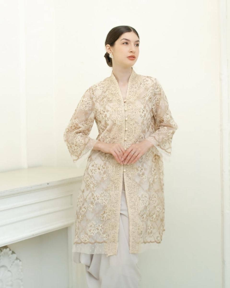 outfit Hari Kartini warna cream