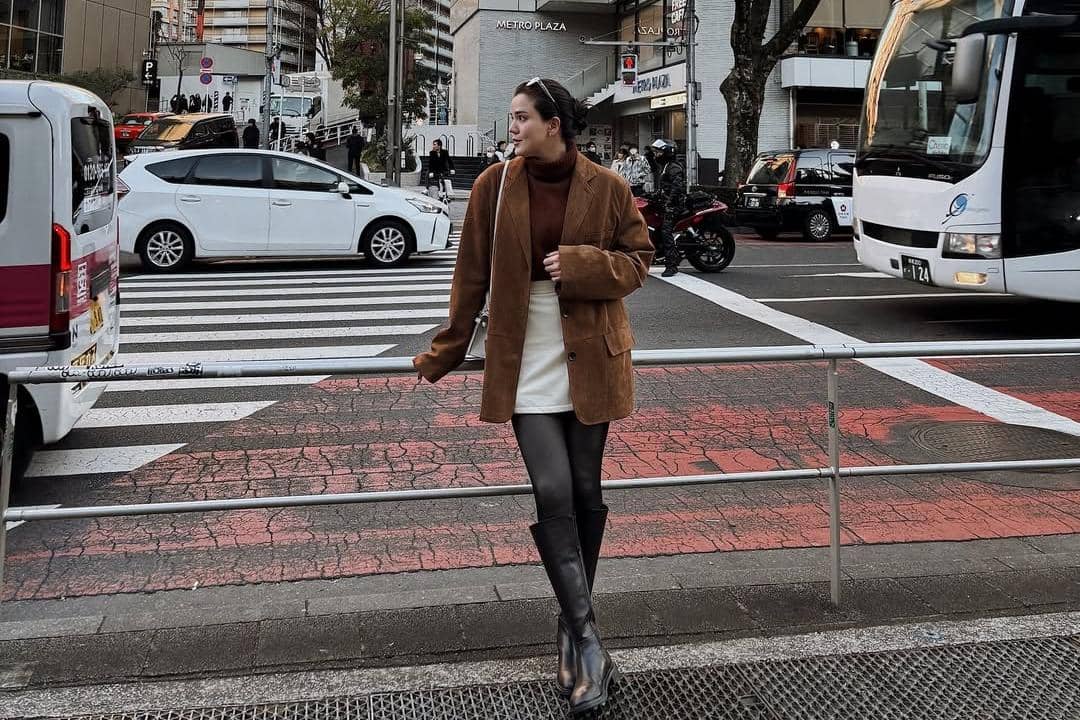 7 Inspirasi Padu-Padan Outfit Cokelat Tua a la Artis Indonesia