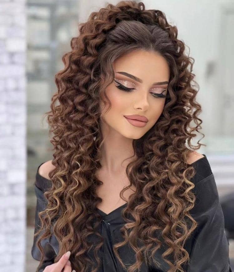 inspirasi tatanan rambut keriting untuk acara formal