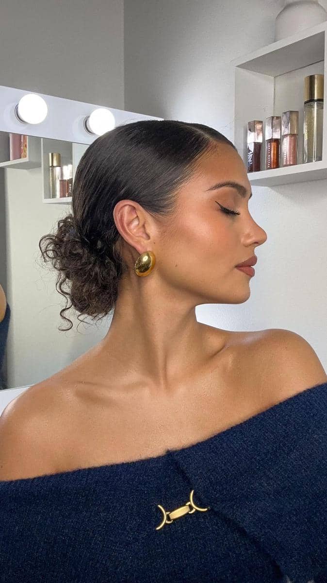 inspirasi tatanan rambut keriting untuk acara formal