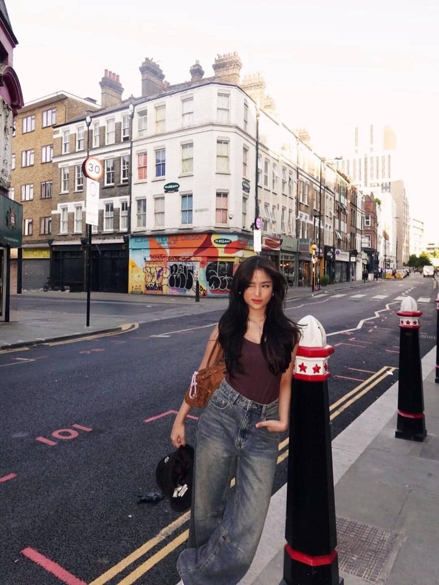 padu-padan outfit cokelat tua a la artis Indonesia