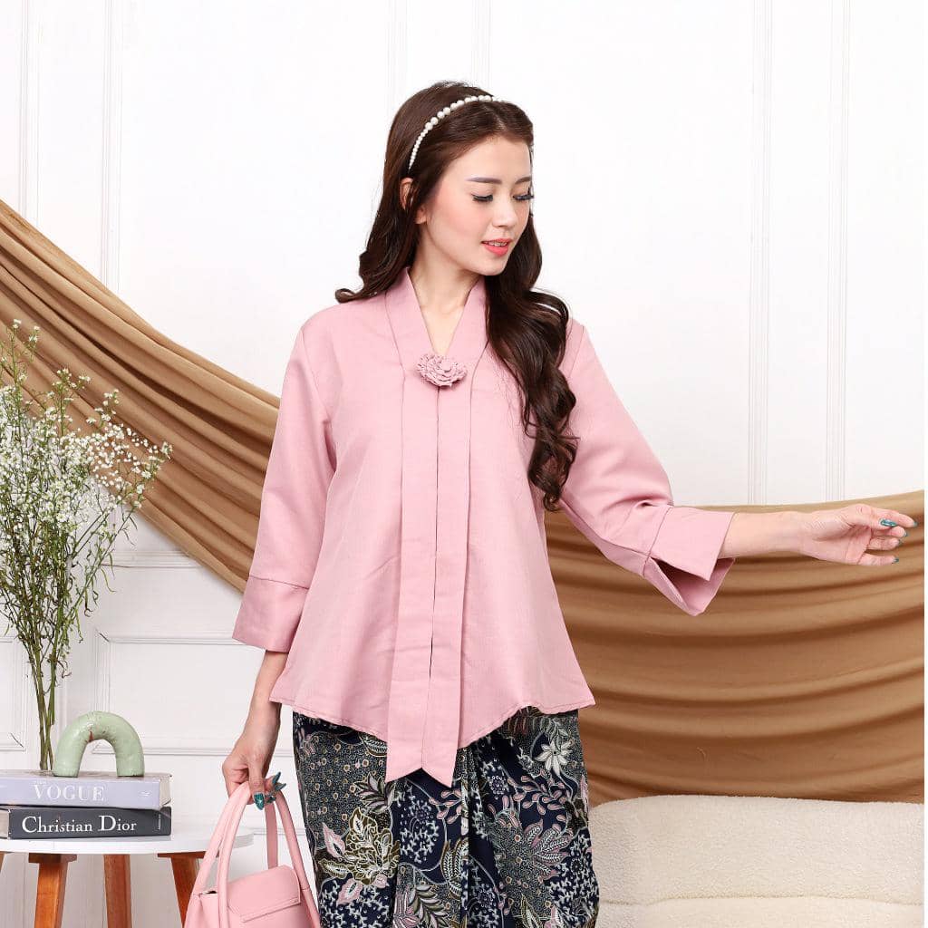 outfit Hari Kartini warna soft pink