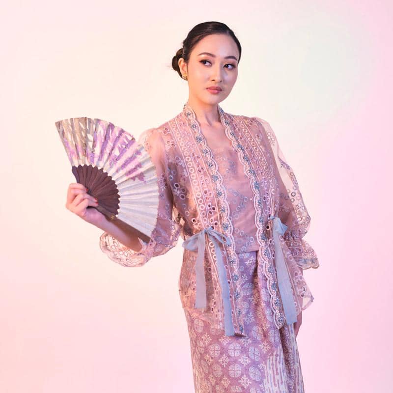 outfit Hari Kartini warna soft pink