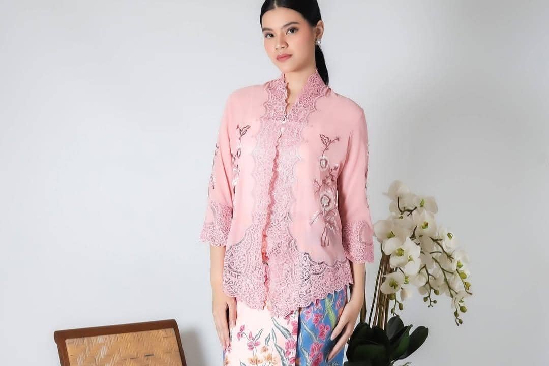 7 Mix and Match Outfit Hari Kartini Warna Soft Pink, Fresh dan Feminin!