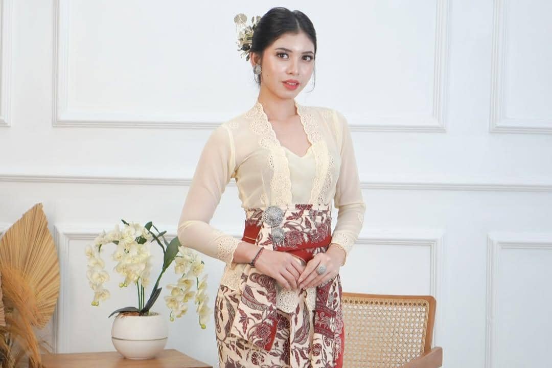 7 Inspirasi Outfit Hari Kartini Warna Cream yang Elegan