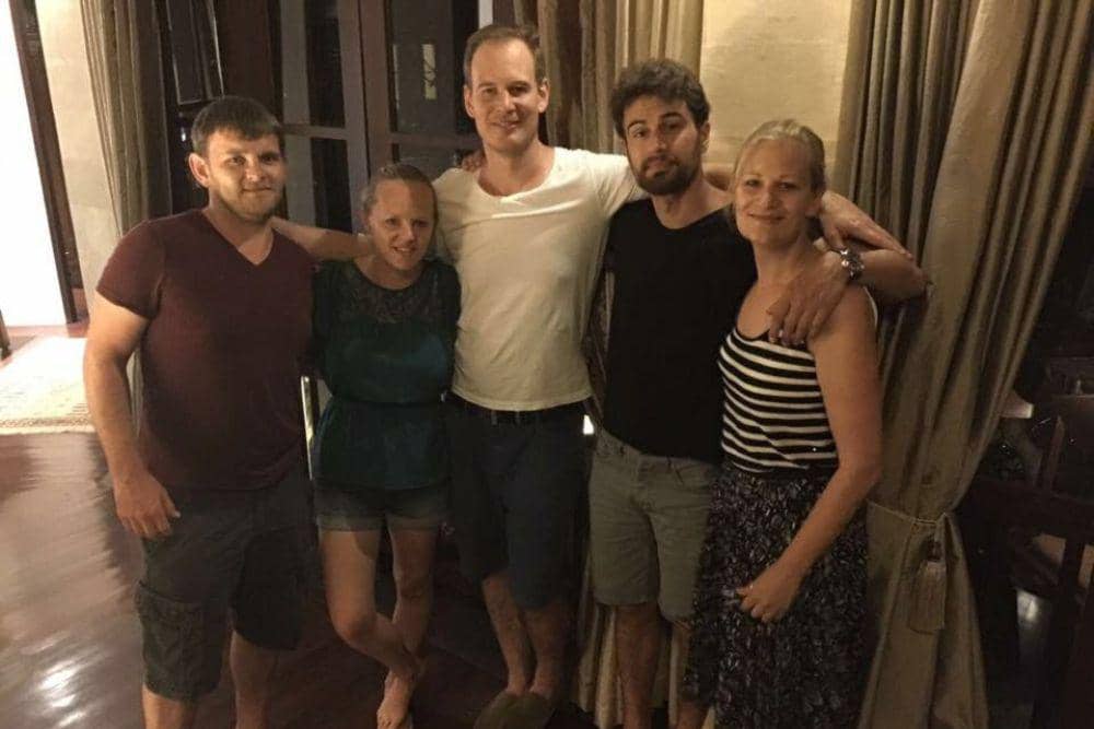 Theo James dan keluarga