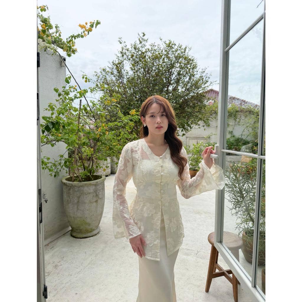 outfit Hari Kartini warna cream