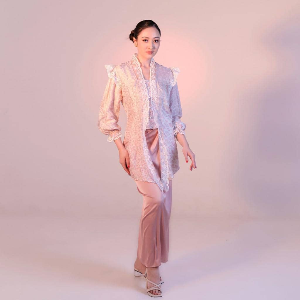 outfit Hari Kartini warna soft pink