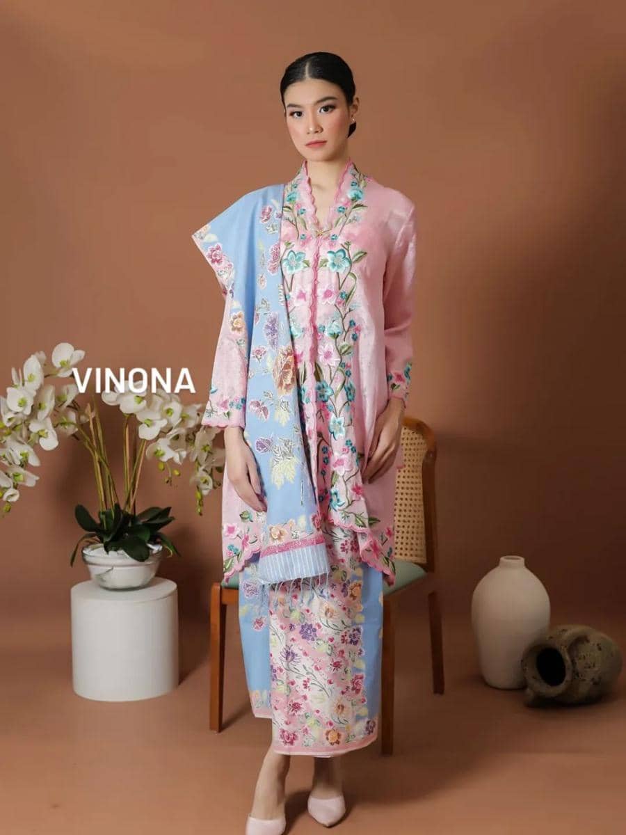 outfit Hari Kartini warna soft pink