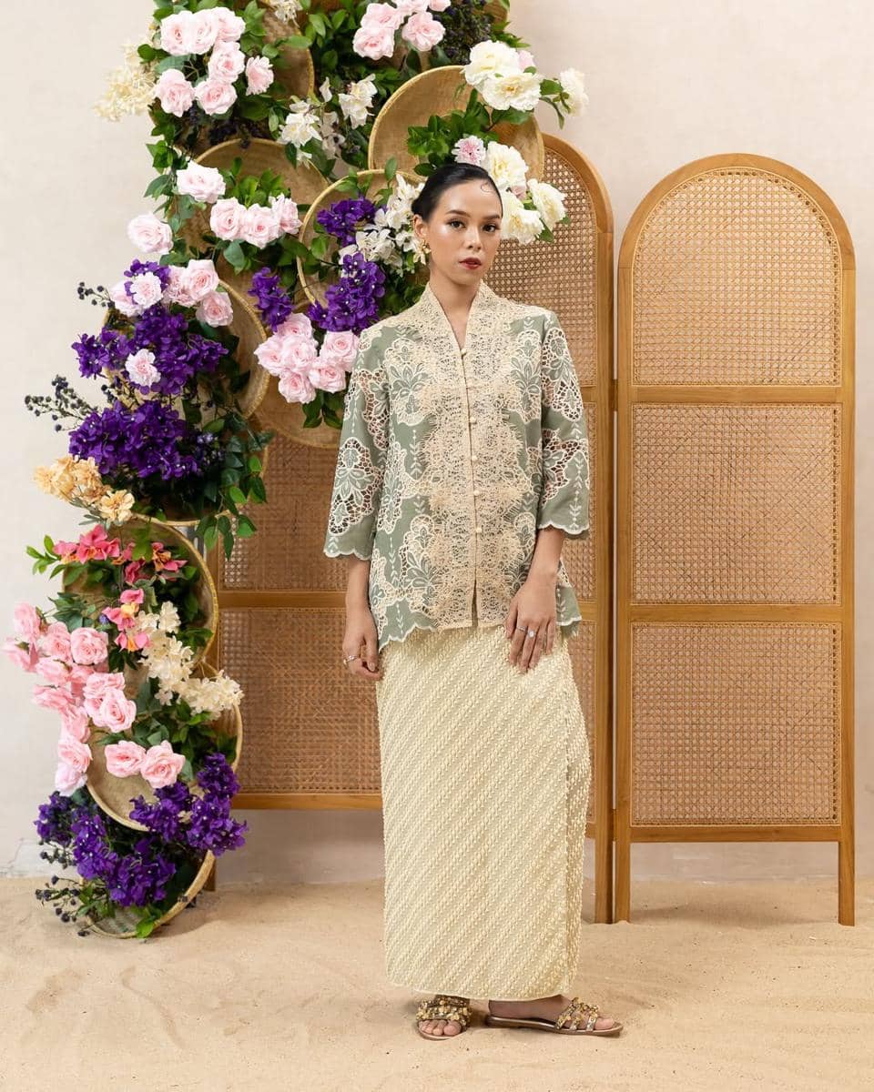 outfit Hari Kartini warna sage green