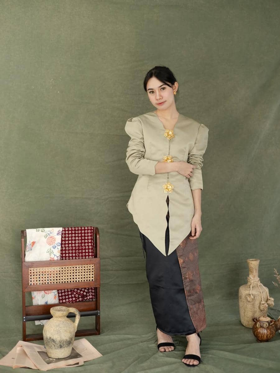 outfit Hari Kartini warna sage green