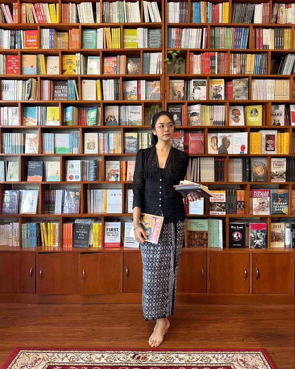 ide outfit Hari Kartini perempuan simple tapi elegan