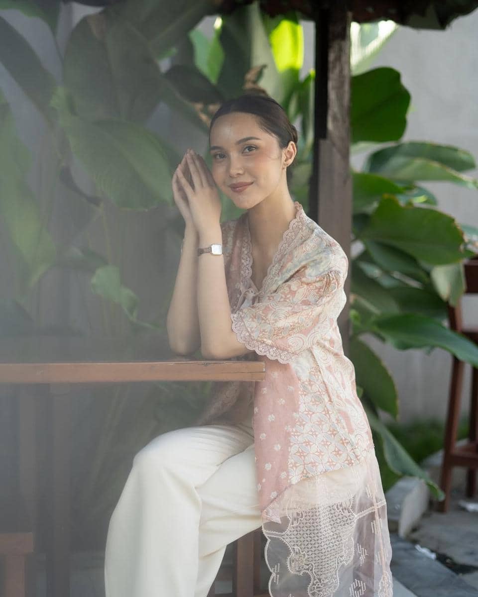 outfit Hari Kartini warna pastel