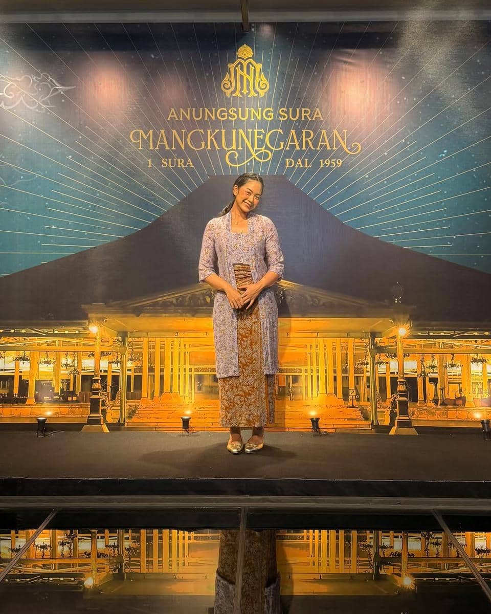 ide outfit Hari Kartini perempuan simple tapi elegan