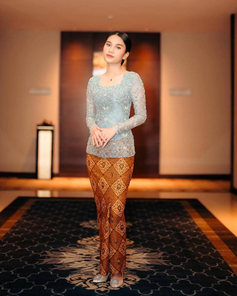 outfit Hari Kartini warna pastel