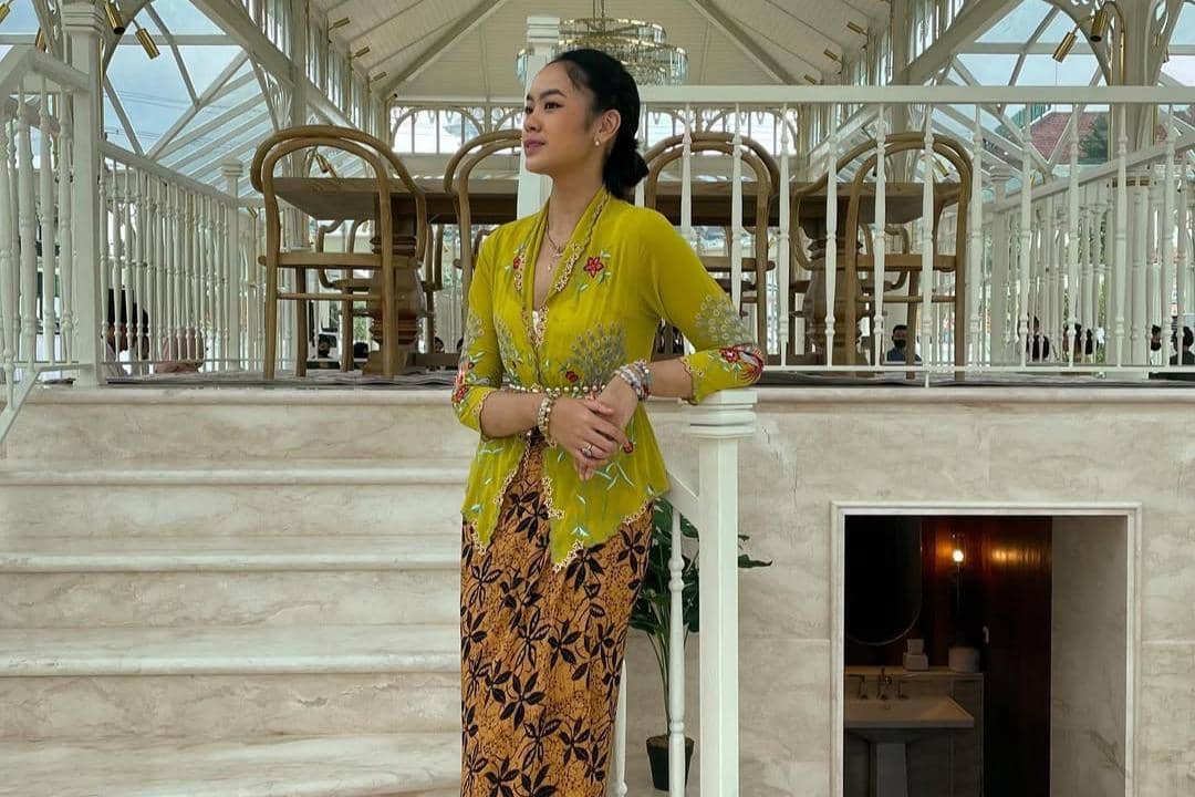 7 Ide Outfit Hari Kartini Wanita Simple tapi Elegan a la Rania Yamin
