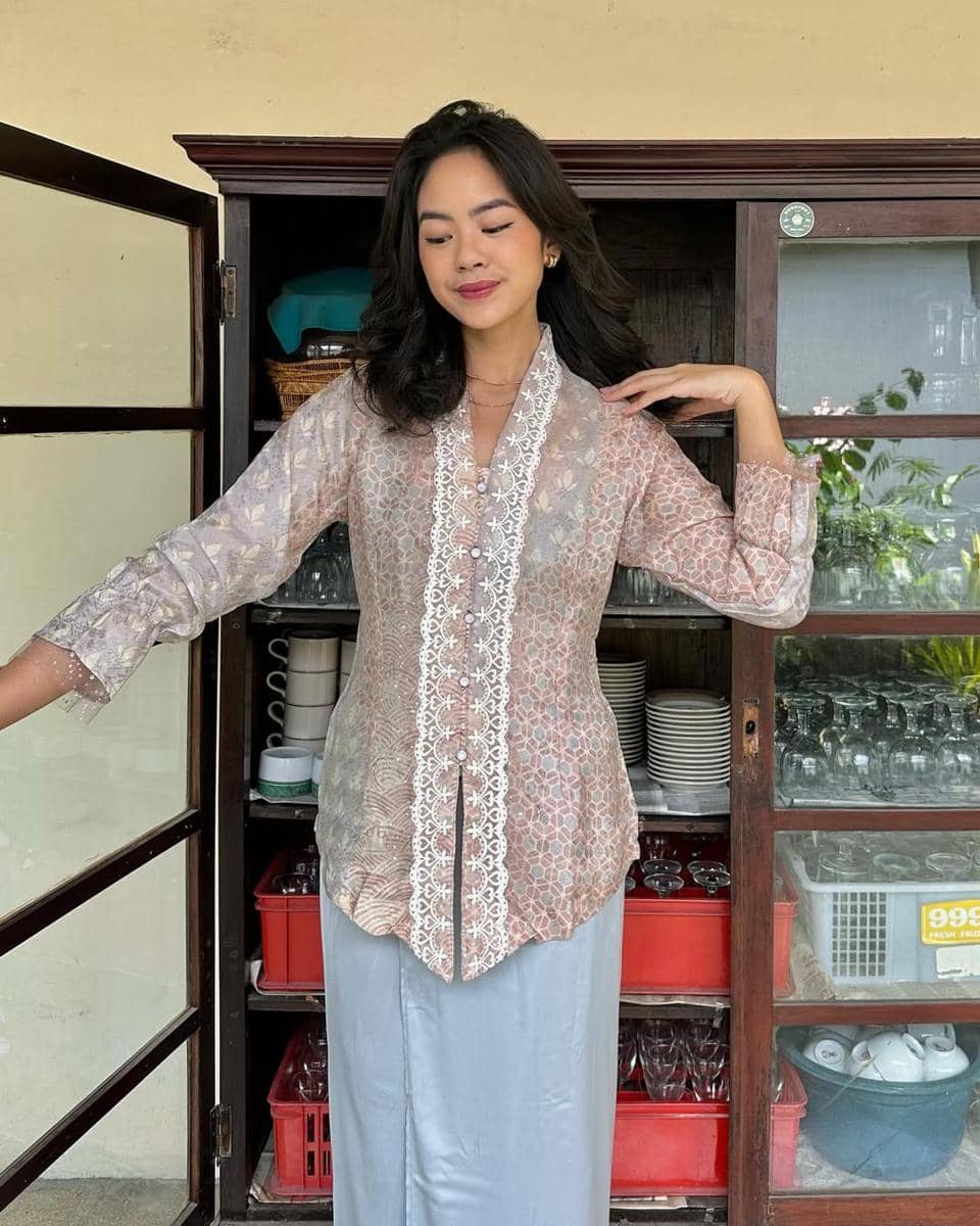 ide outfit Hari Kartini perempuan simple tapi elegan