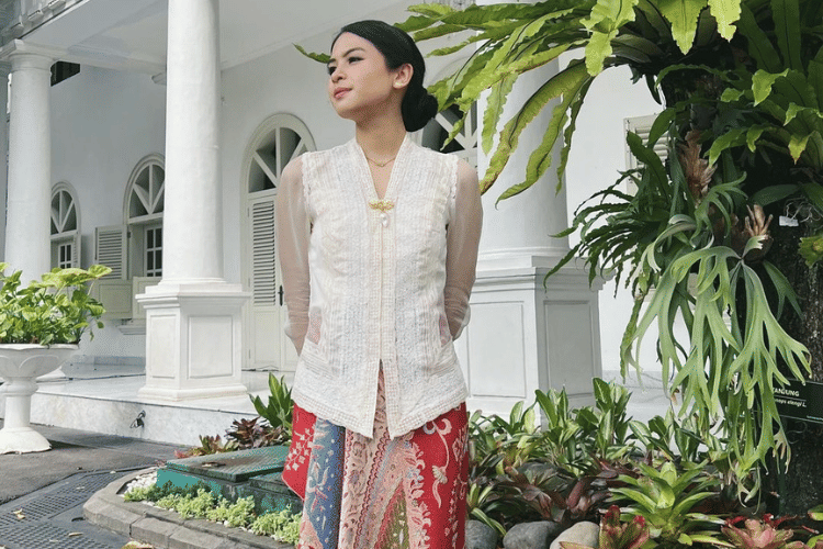 7 Inspirasi Kebaya Modern untuk Hari Kartini, Cantik dan Kekinian!