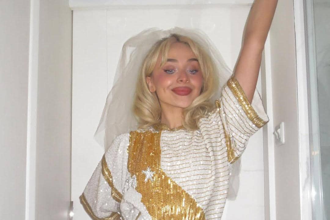 5 Riasan Wajah Sabrina Carpenter di Panggung, Pulasan Blush yang Intens jadi Ciri Khasnya!