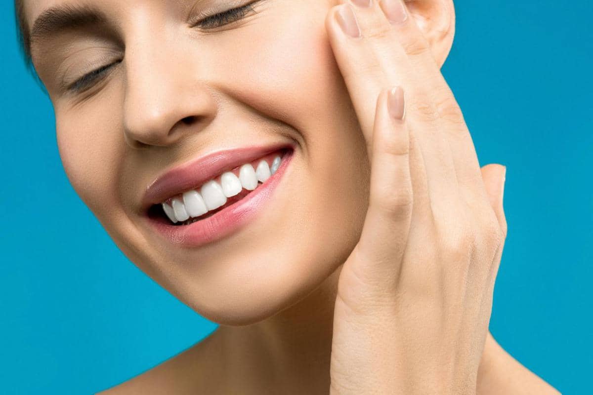 6 Perbedaan Veneer dan Bleaching Gigi, Mana yang Cocok untuk Kamu?