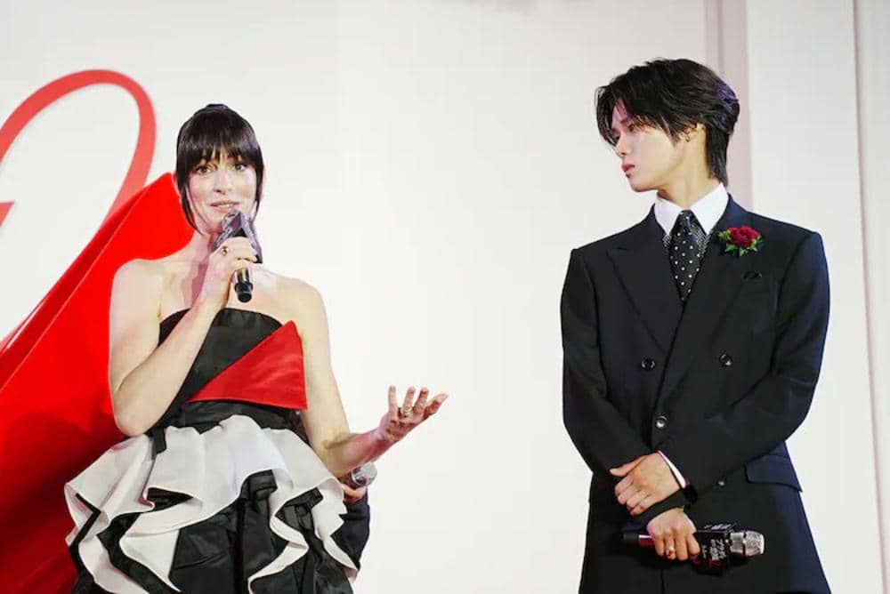  K '&TEAM' dan Anne Hathaway.jpg