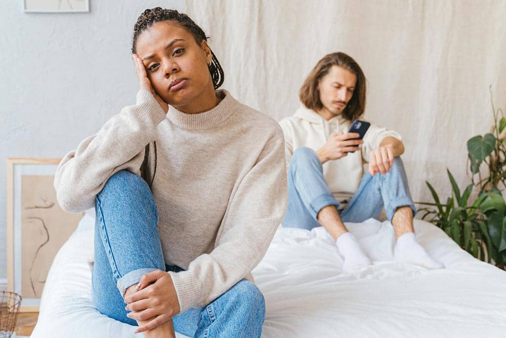 8 Cara Menyikapi Silent Treatment dalam Hubungan, Tetap Tenang