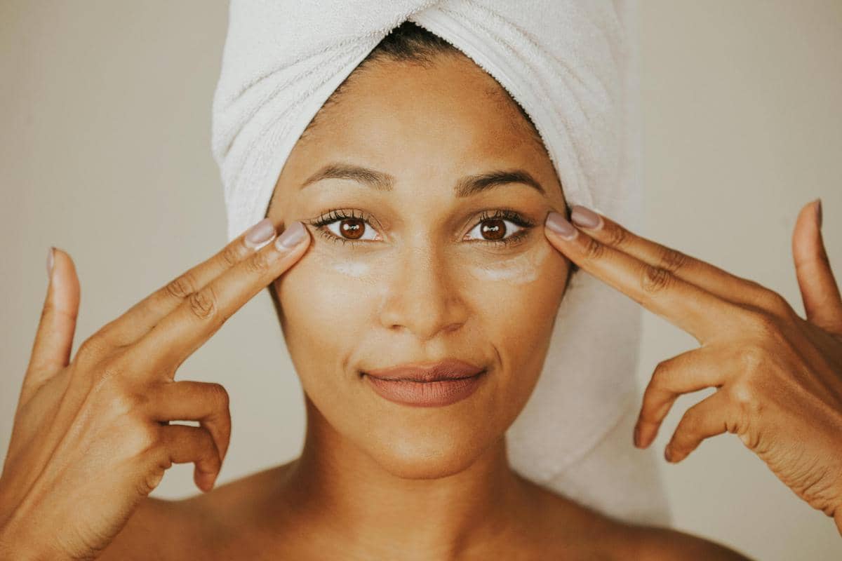 ilustrasi memakai eye cream (pexels.com/Misolo Cosmetic)