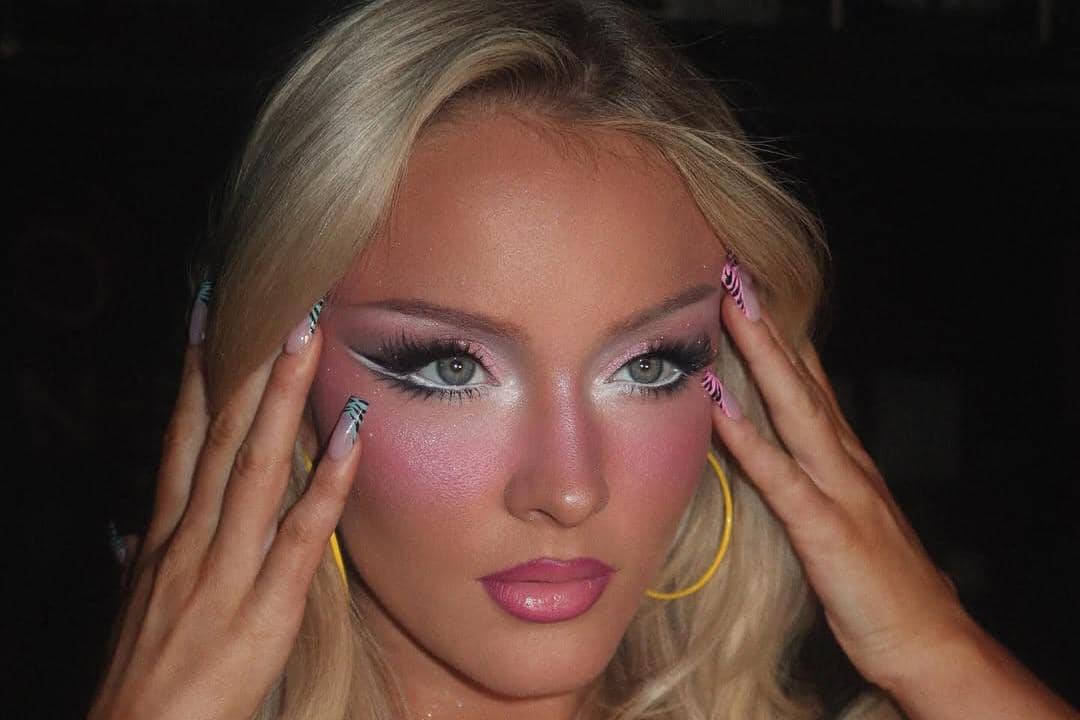 Gaya Riasan Mata Zara Larsson yang Unik dan Penuh Warna