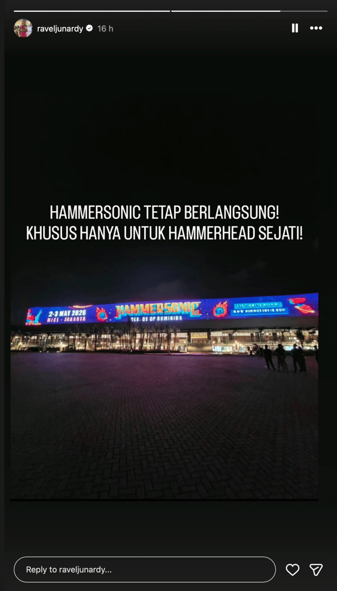 Tampilan malam area luar venue dengan papan digital besar bertuliskan Hammersonic 2026 di Jakarta, menyorot suasana acara musik.