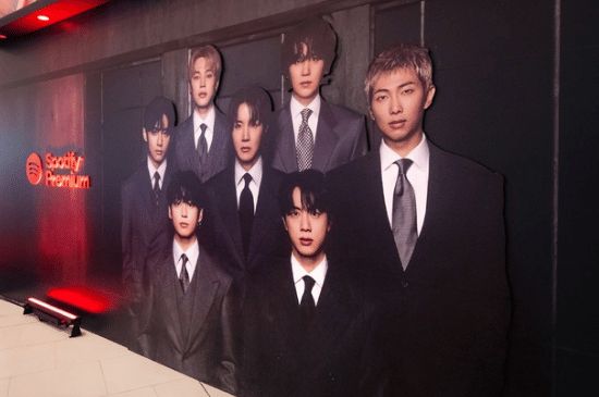 7 Potret Keseruan Spotify x SWIMSIDE Jakarta, Fans Bisa Kirim Pesan Tulis Tangan ke BTS