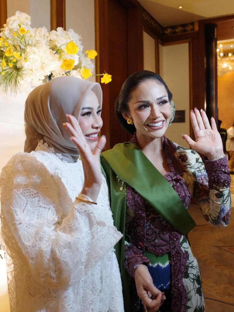 Artis di siraman dan pengajian Syifa Hadju