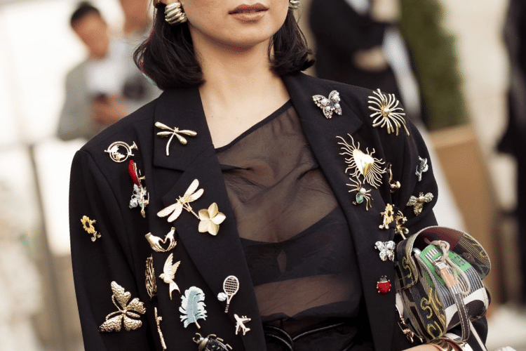 Contek Cara Pakai Brooch Outfit Cewek Fashionista, Super Stylish!