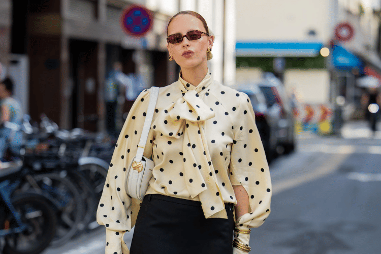 7 Gaya Outfit Polkadot Cewek Kekinian Simpel yang Gampang buat Ditiru