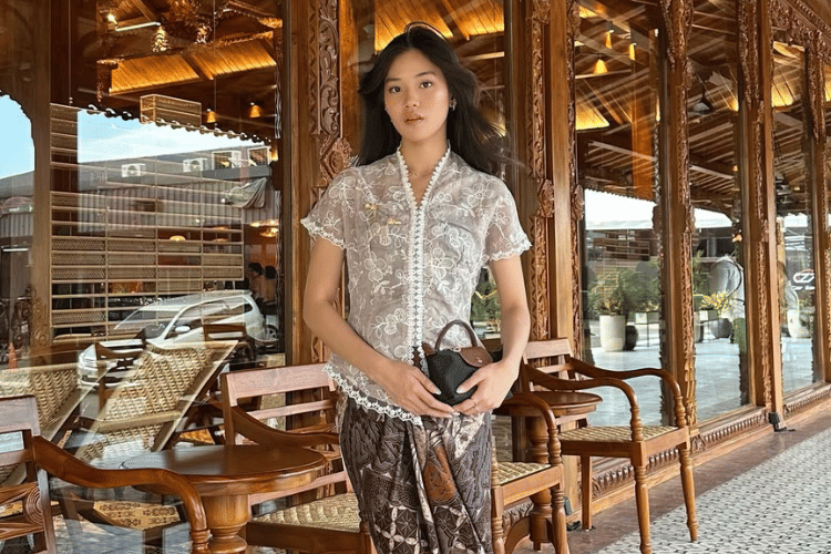 5 Inspirasi Kebaya Modern Wanita Muda Ciptakan Gaya Klasik Kekinian 
