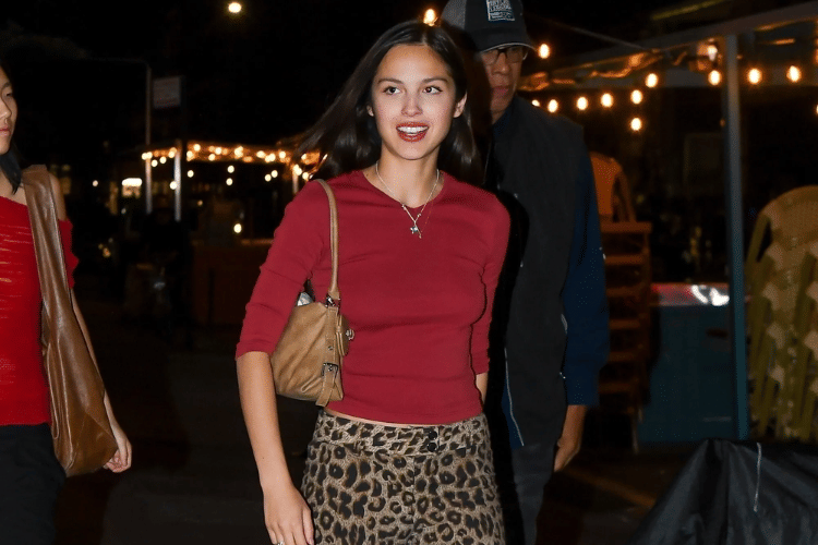 Tiru 7 Gaya Outfit Kasual Elegan Modal Minim A La Olivia Rodrigo