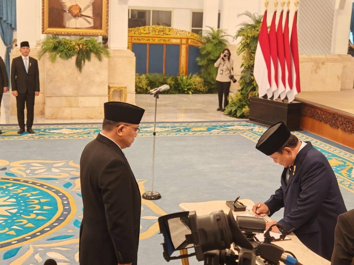 Presiden Prabowo Subianto melantik Jumhur Hidayat menjadi Menteri Lingkungan Hidup (LH), di Istana Negara, Jakarta.