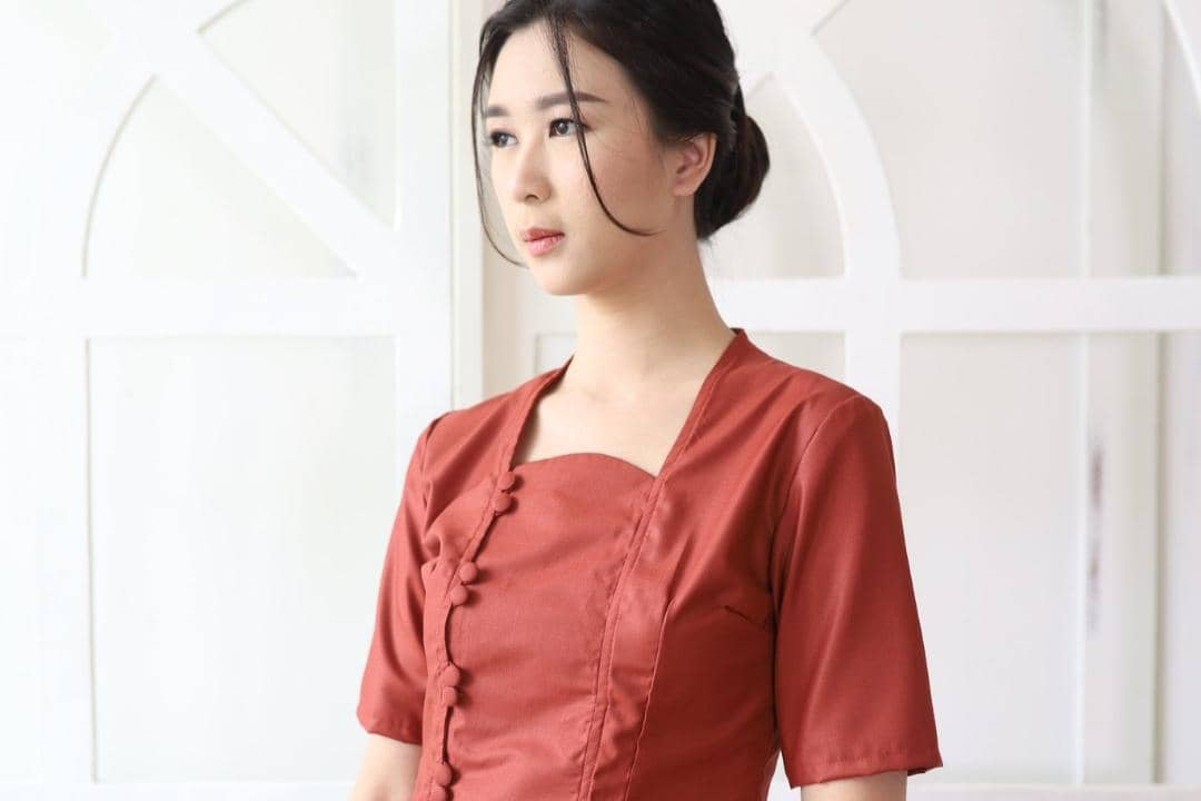 Atasan Warna Terracotta Cocok dengan Bawahan Warna Apa? Ini 7 Pilihannya