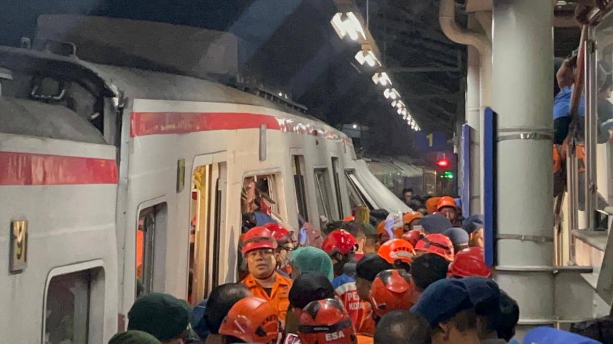 Proses evakuasi Kecelakaan KRL dan KA Argo Anggrek 