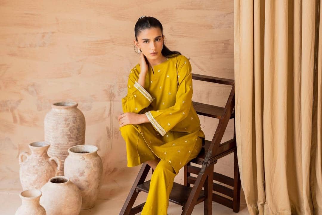 Atasan Warna Mustard Cocok dengan Bawahan Warna Apa? Ini 8 Idenya