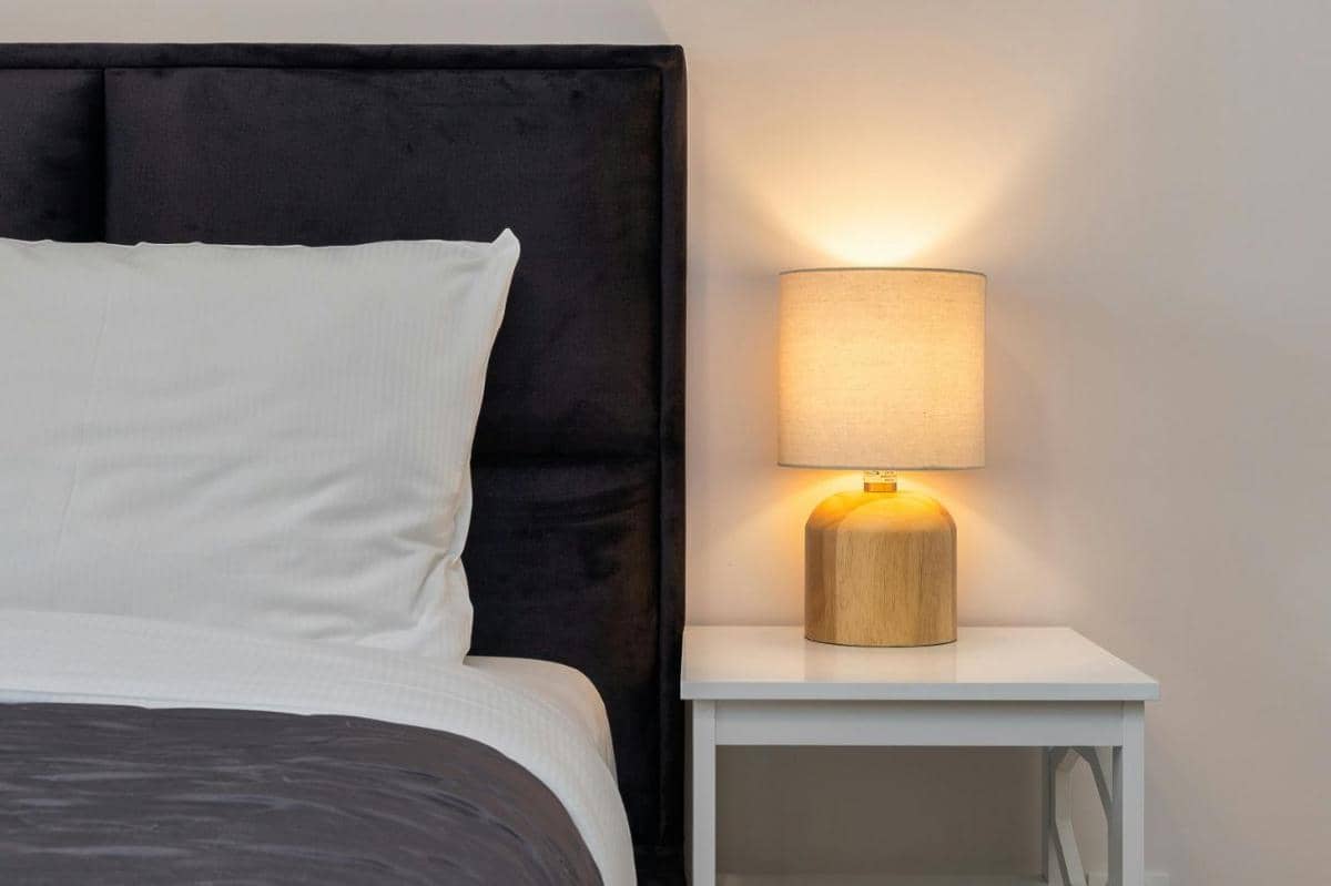tips memilih bedside lamp yang aesthetic