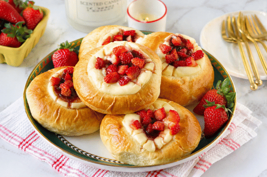 Resep Strawberry Cheese Bread, Ide Roti Homemade yang Lembut dan Praktis 