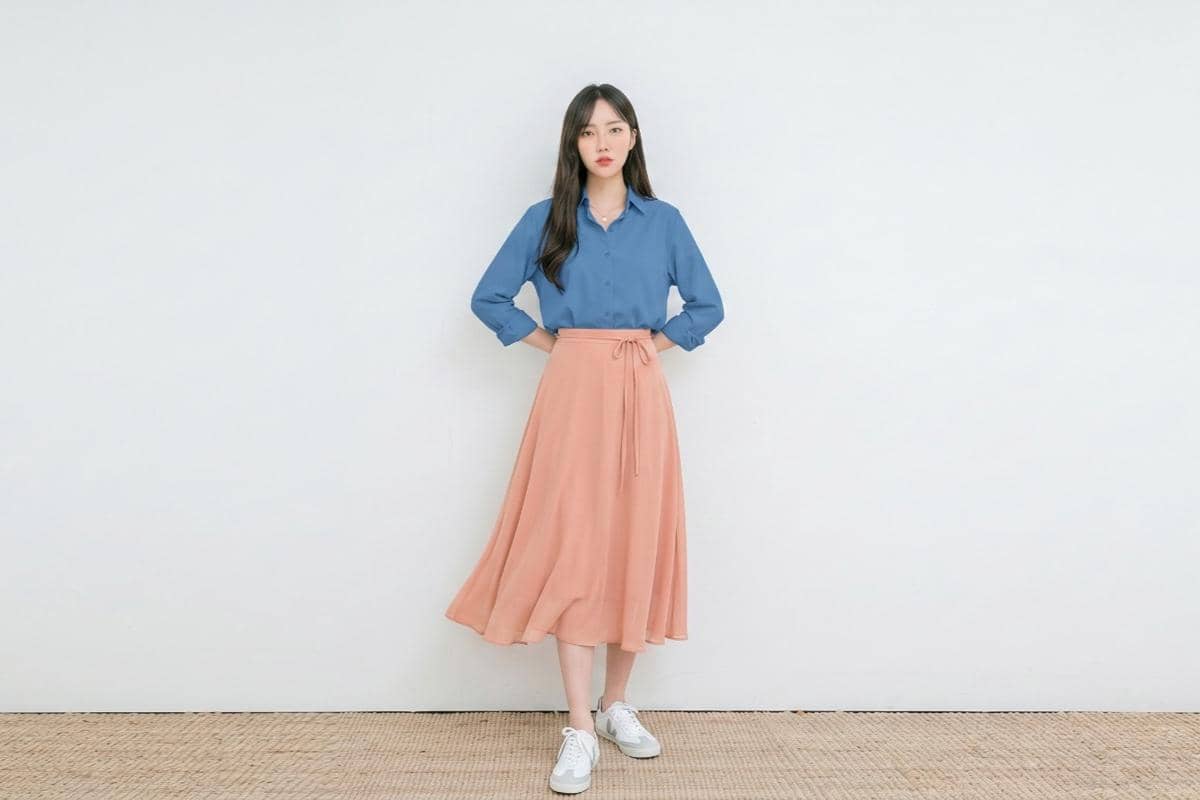Atasan Warna Steel Blue Cocok dengan Bawahan Warna Apa? Cek Rekomendasinya