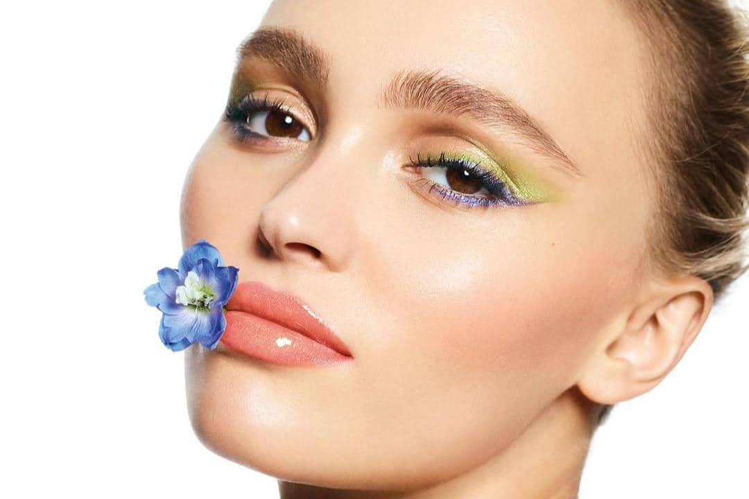 5 Gaya Rambut Lily-Rose Depp yang Feminin dan Minimalis